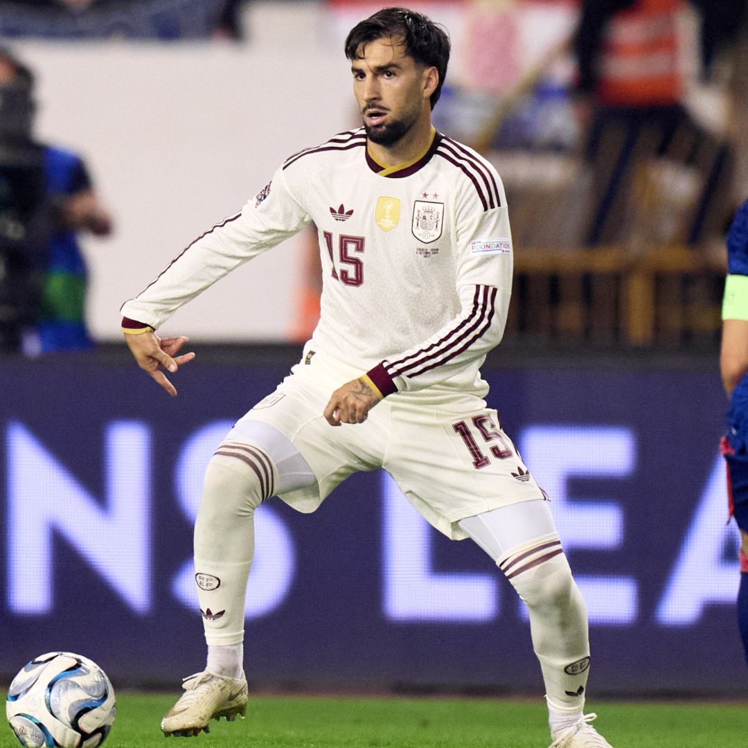Álex Baena y Luka Modric durante un partido de la UEFA Nations League